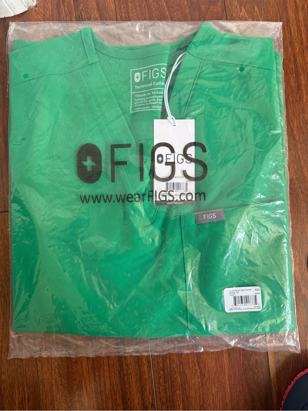 FIGS Men’s V-Neck Scrub Top in Kelly Green